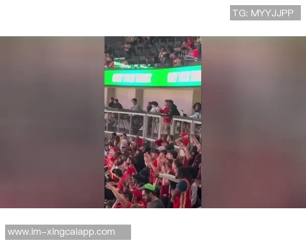 库里罚球失误引发观众欢呼随后命中并调侃现场气氛